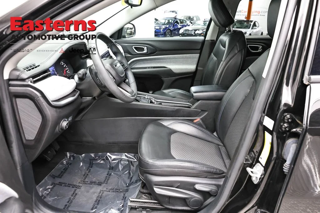Certified Used 2022 Black Jeep Latitude image 14