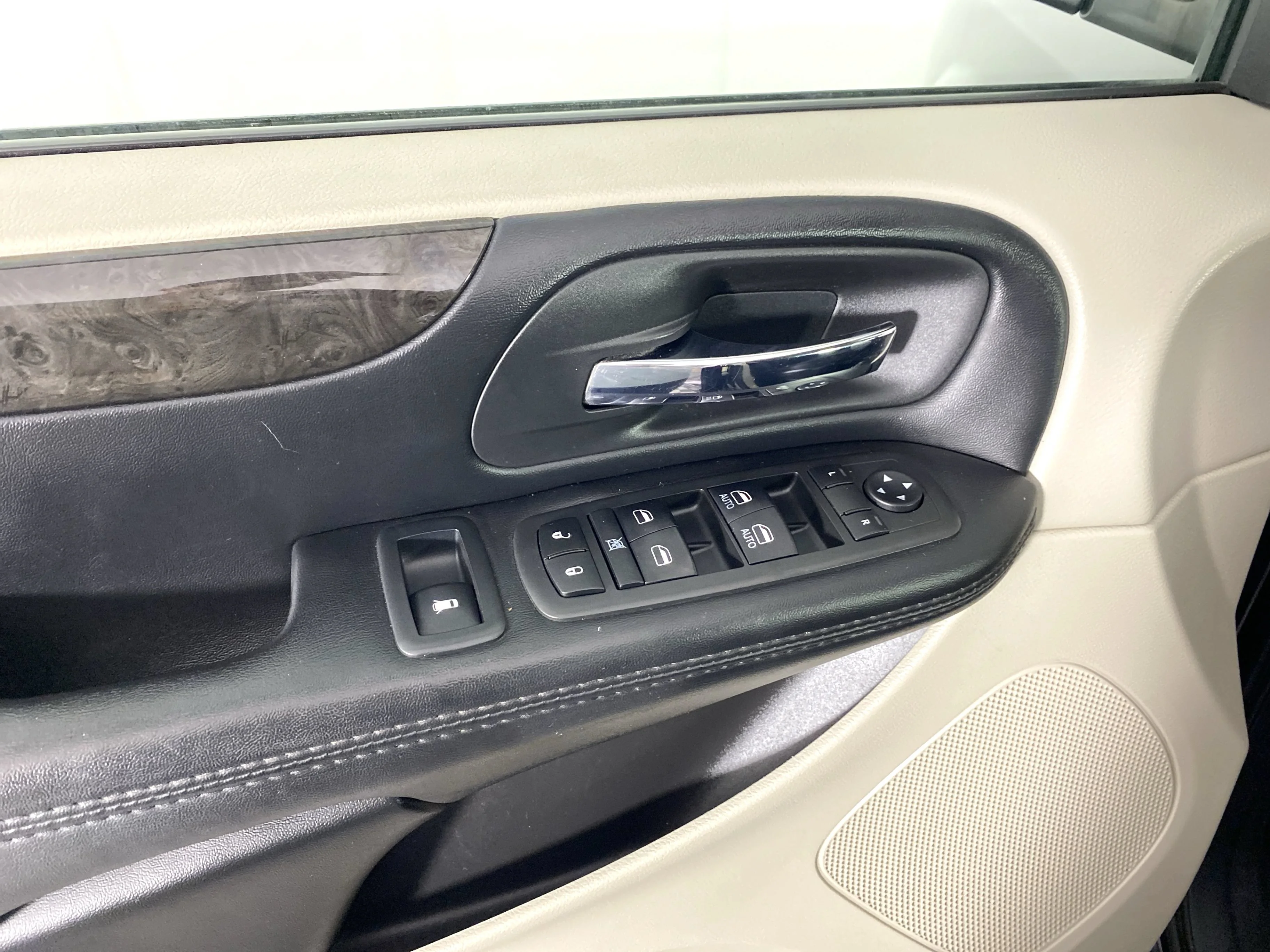 Used 2019 Black Onyx Crystal Pearlcoat Dodge SE image 13