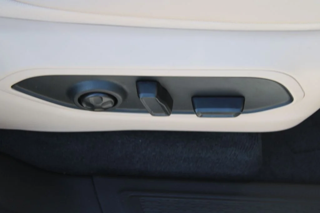 New 2026 Bright White Clear-Coat Exterior Paint Jeep Limited image 14