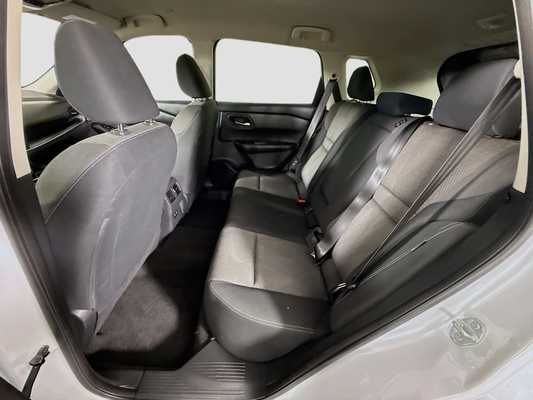 Used 2024 Everest White Pearl Nissan SV image 21