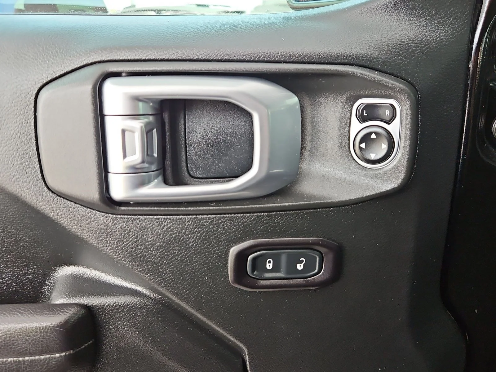 Used 2018 Black Clearcoat Jeep Sport S image 27