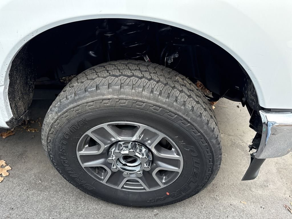 New 2025 Oxford White Ford F-350® XLT image 7