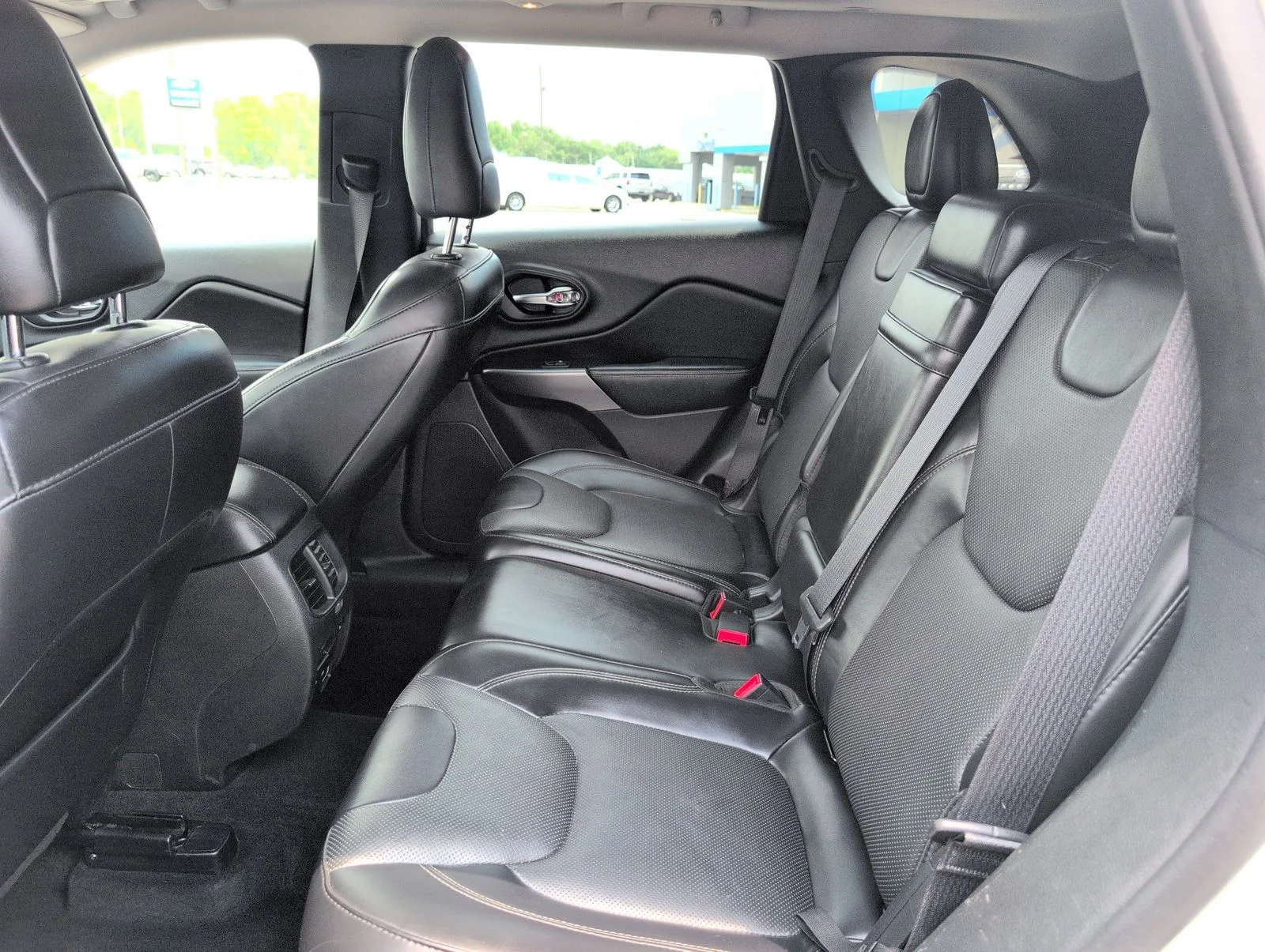 Used 2019 White Jeep Overland image 31
