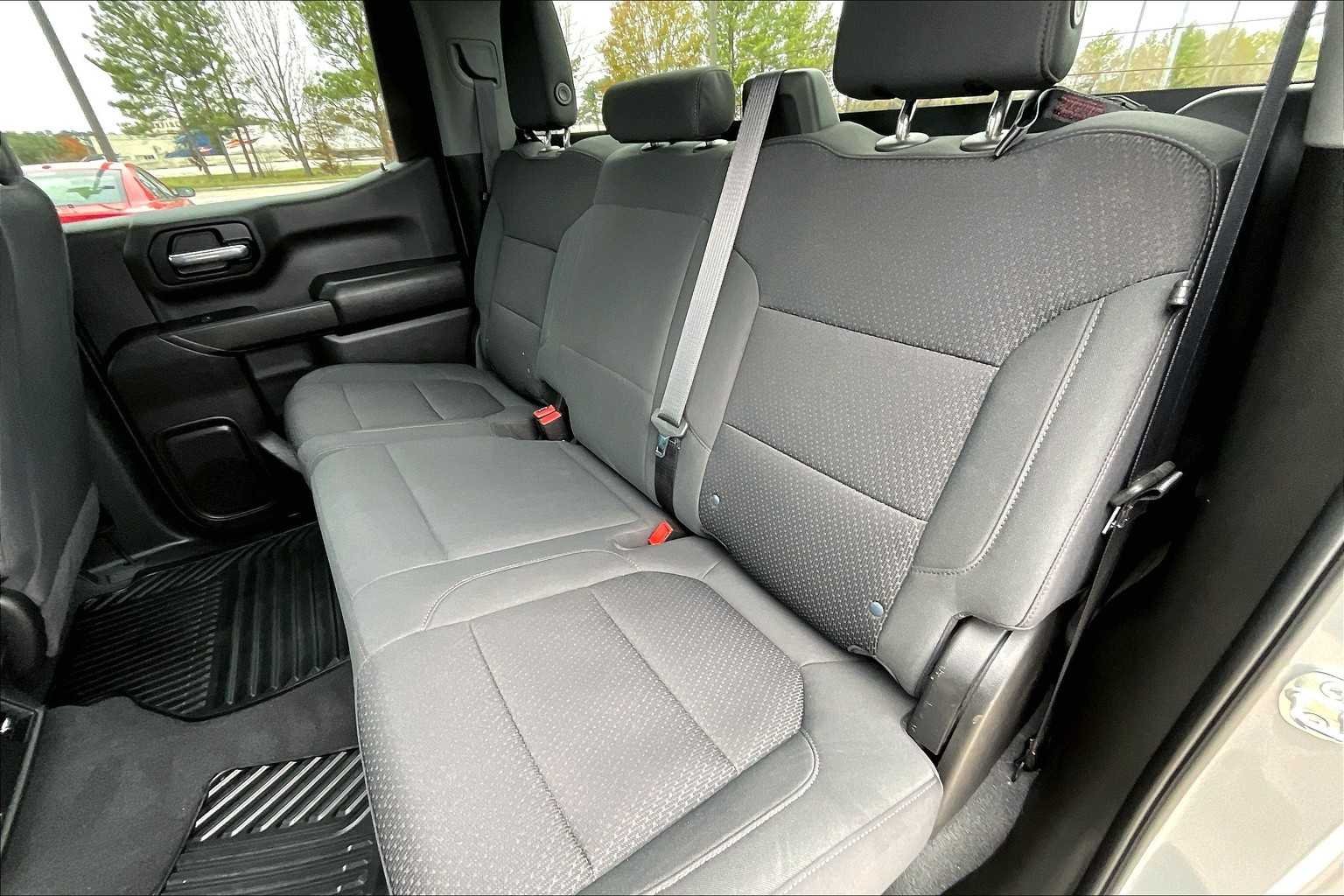 Used 2022 Silver Ice Metallic Chevrolet Custom image 20