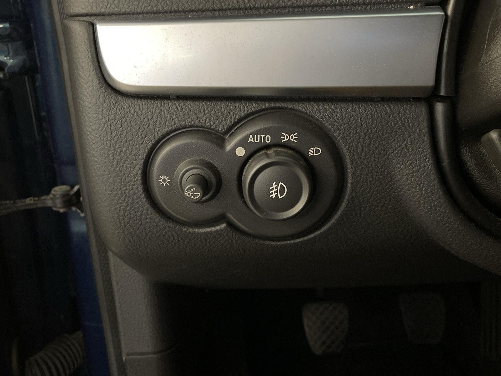 Used 2005 Aqua Blur Metallic Chevrolet LS image 13