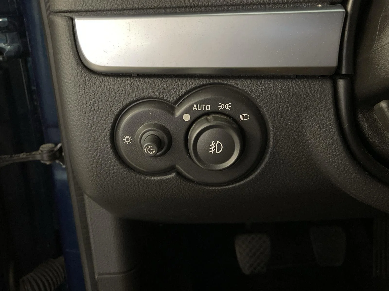 Used 2005 Aqua Blur Metallic Chevrolet LS image 13