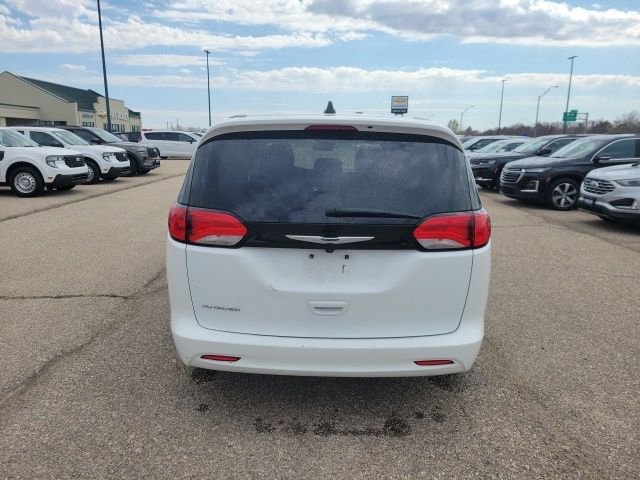 2023 Chrysler Voyager LX - Photo 23