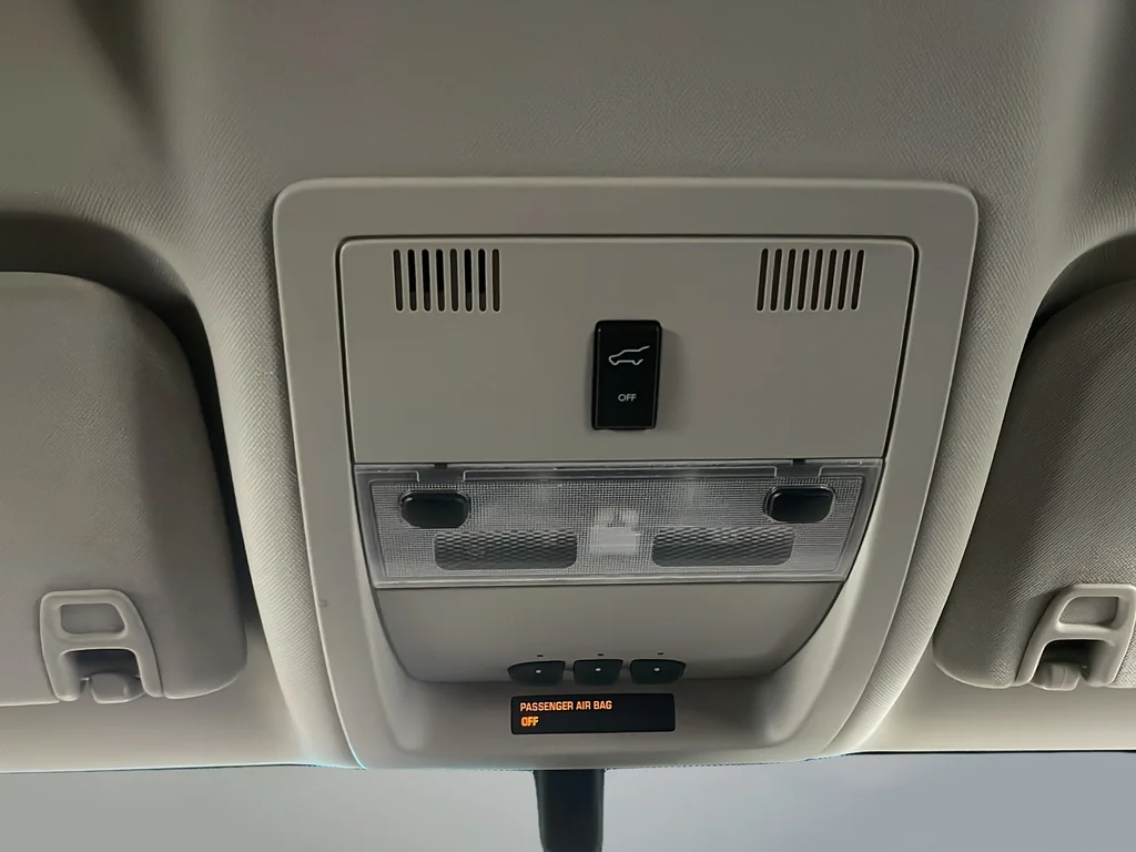 Used 2011 White GMC SLT image 36