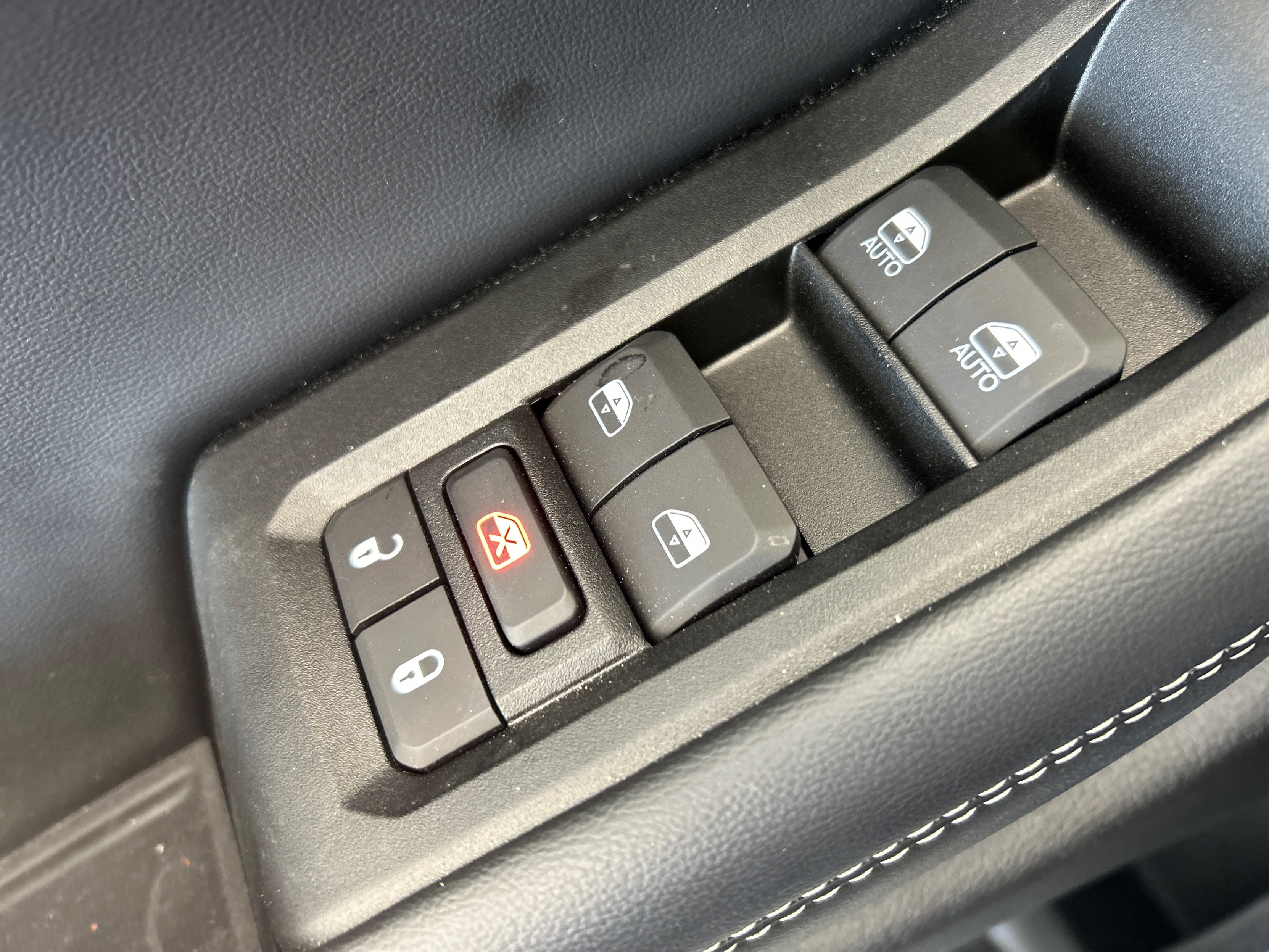 New 2026 Diamond Black Crystal Pearlcoat Jeep Laredo image 29