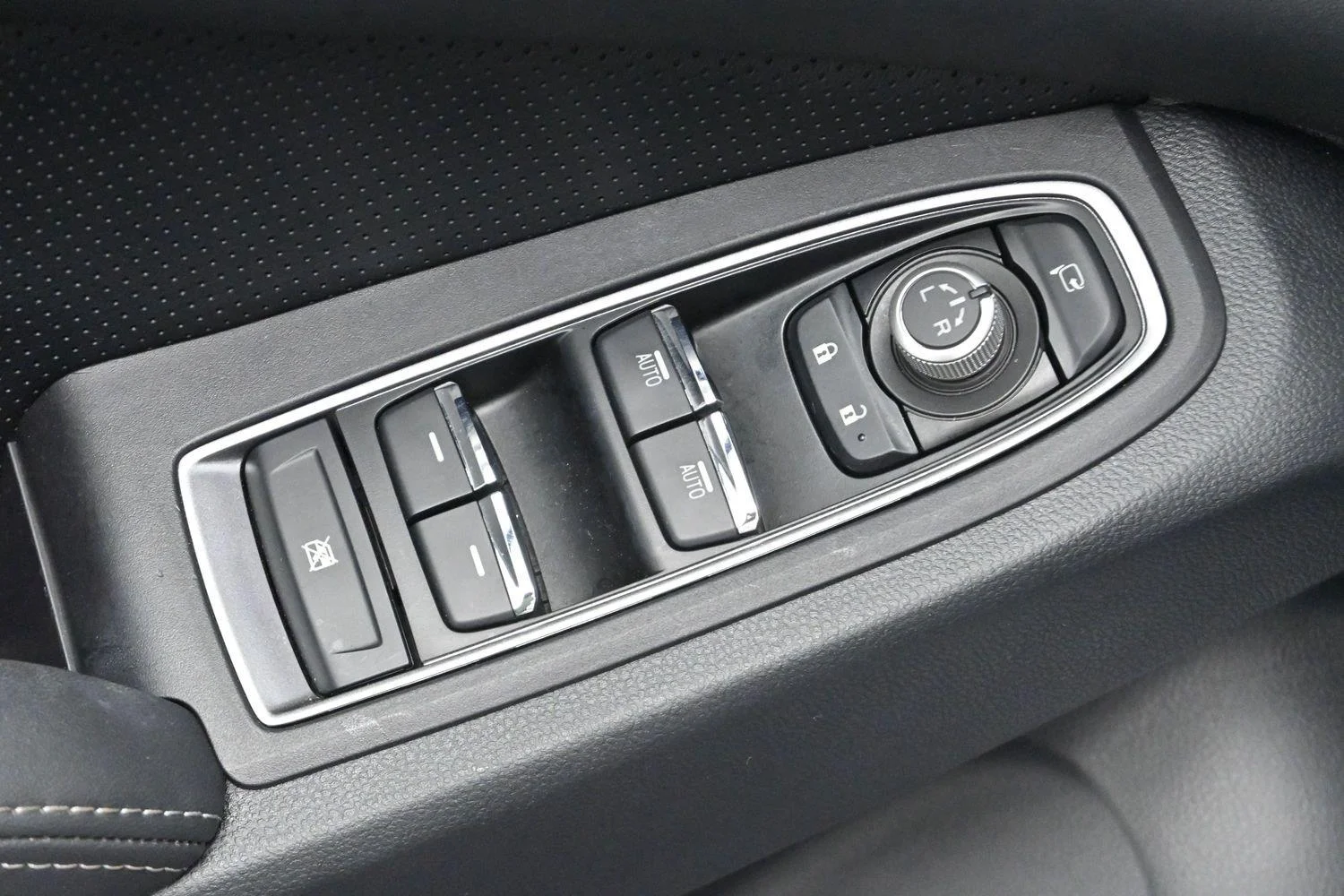 Used 2024 Ice Silver Metallic Subaru Limited image 12