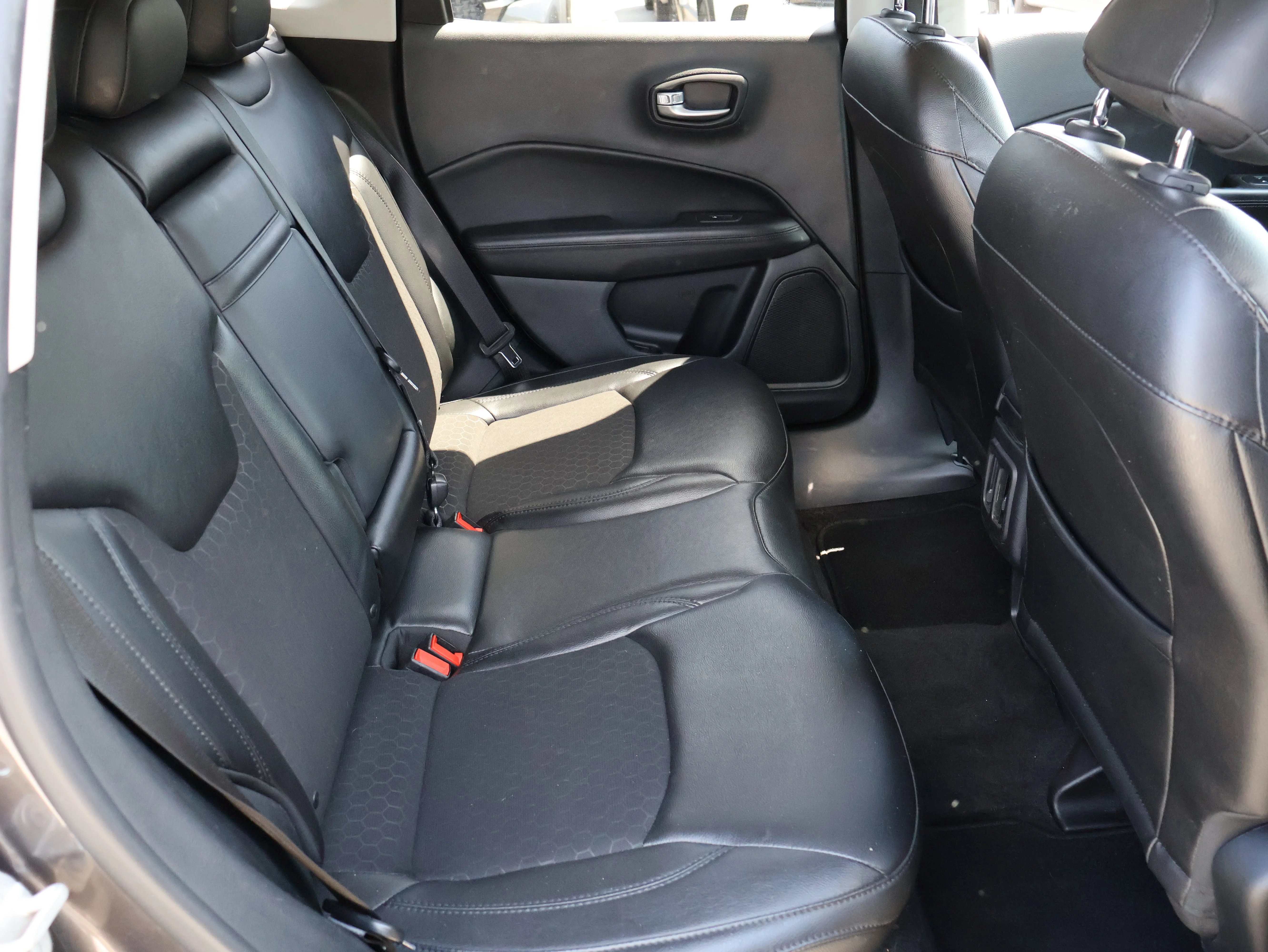 Used 2018 Granite Crystal Metallic Clearcoat Jeep Altitude image 12