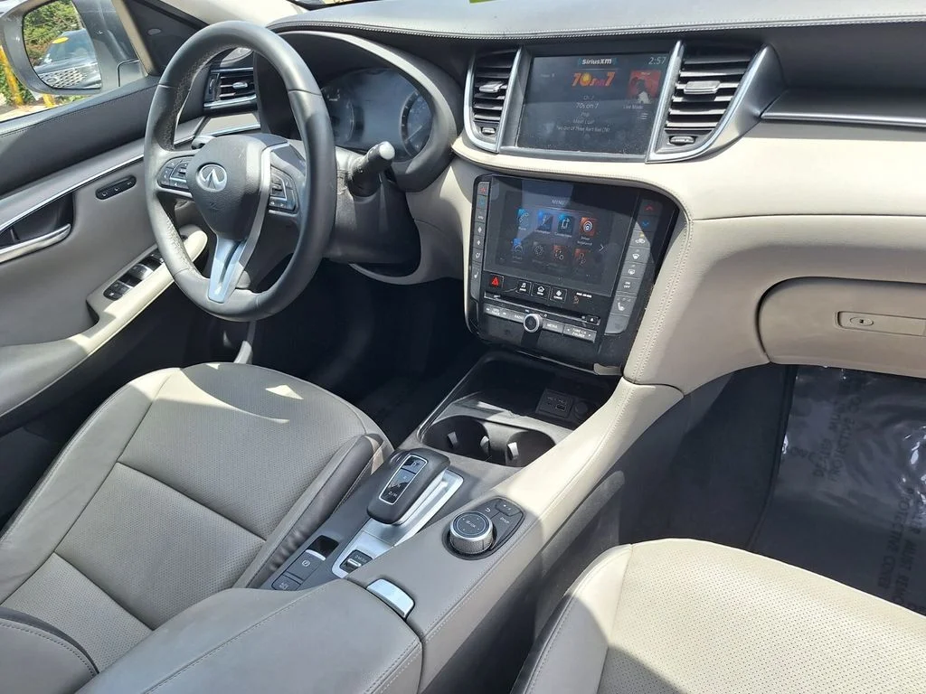 Used 2023 White INFINITI LUXE image 27