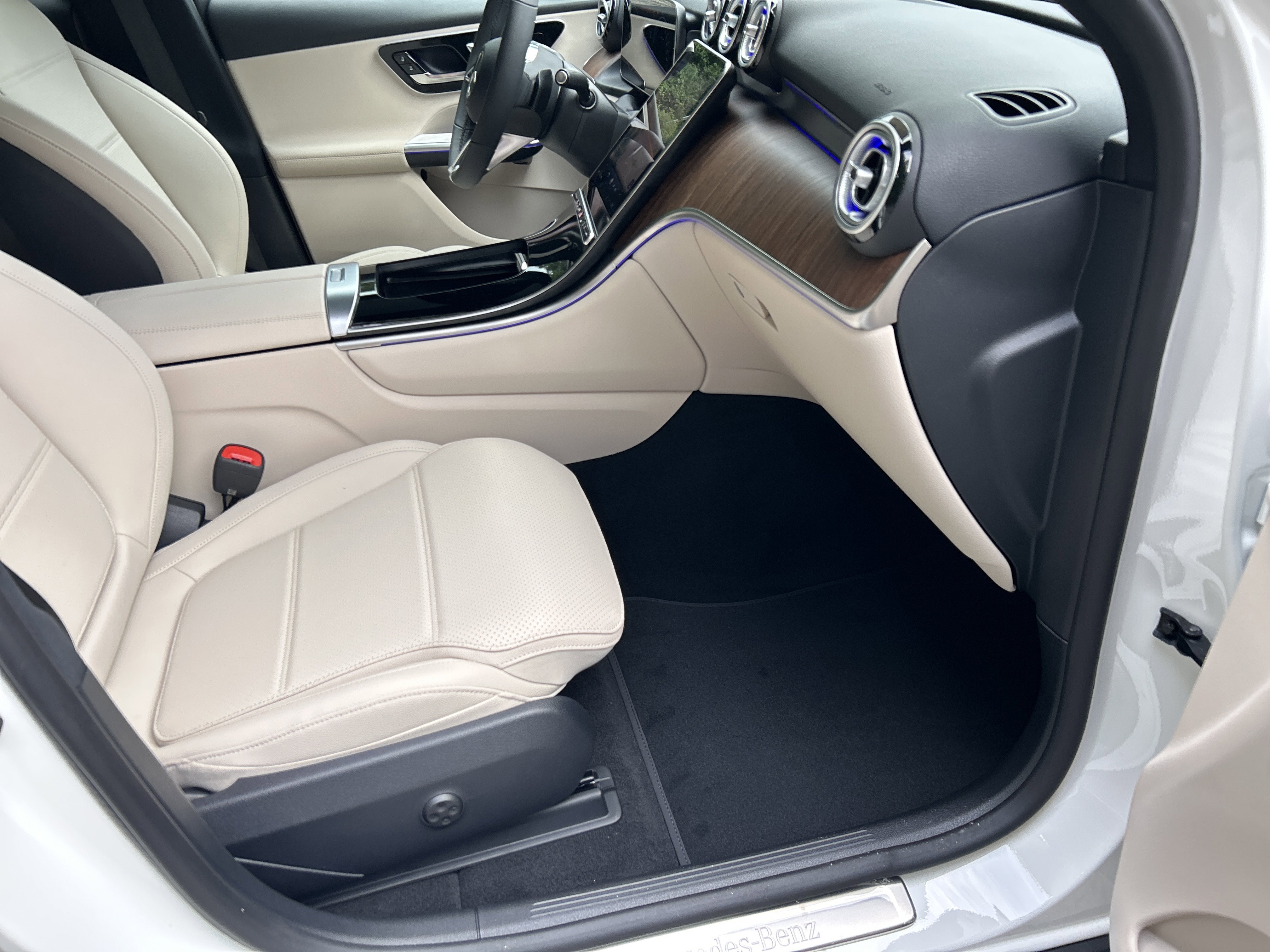 New 2026 Polar White Mercedes-Benz GLC 350e 4MATIC® SUV image 43