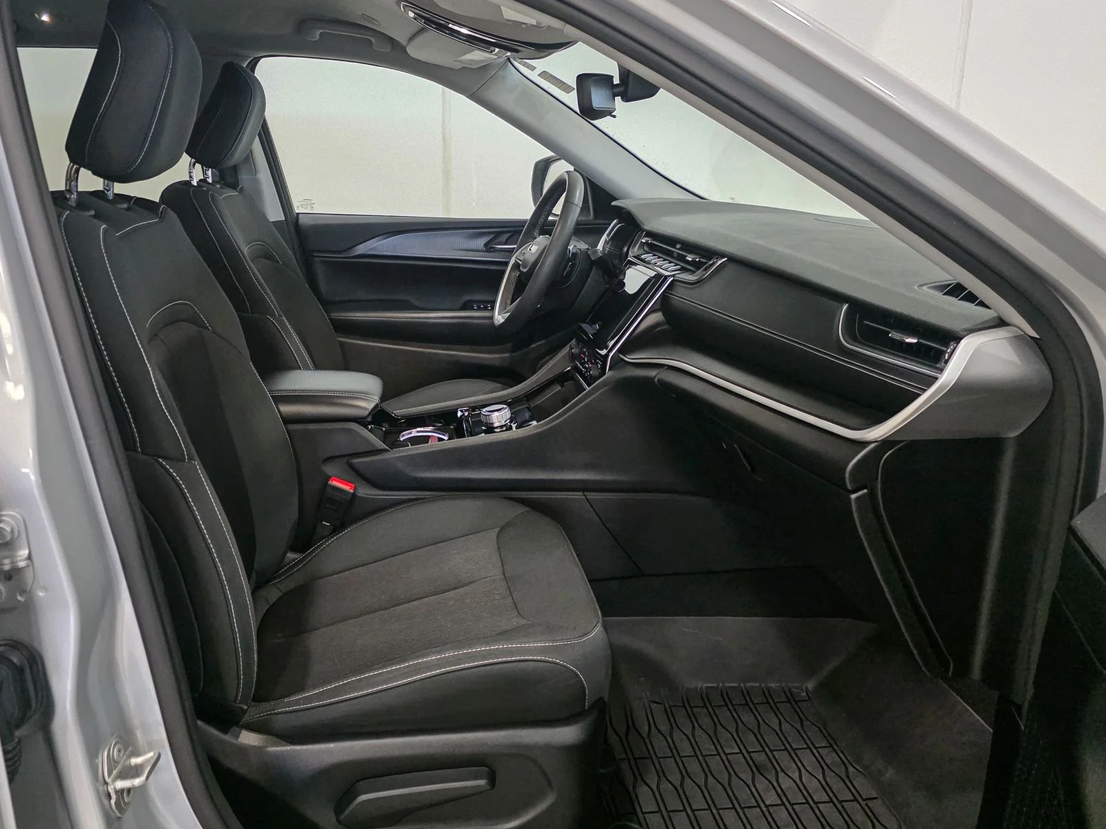 Used 2023 Silver Jeep Laredo image 21