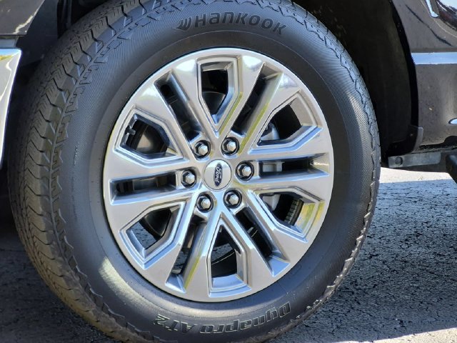Used 2025 Black Metallic Ford Lariat image 22