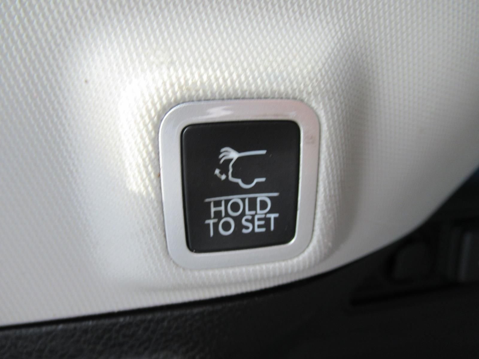 Used 2023  Jeep Limited image 39