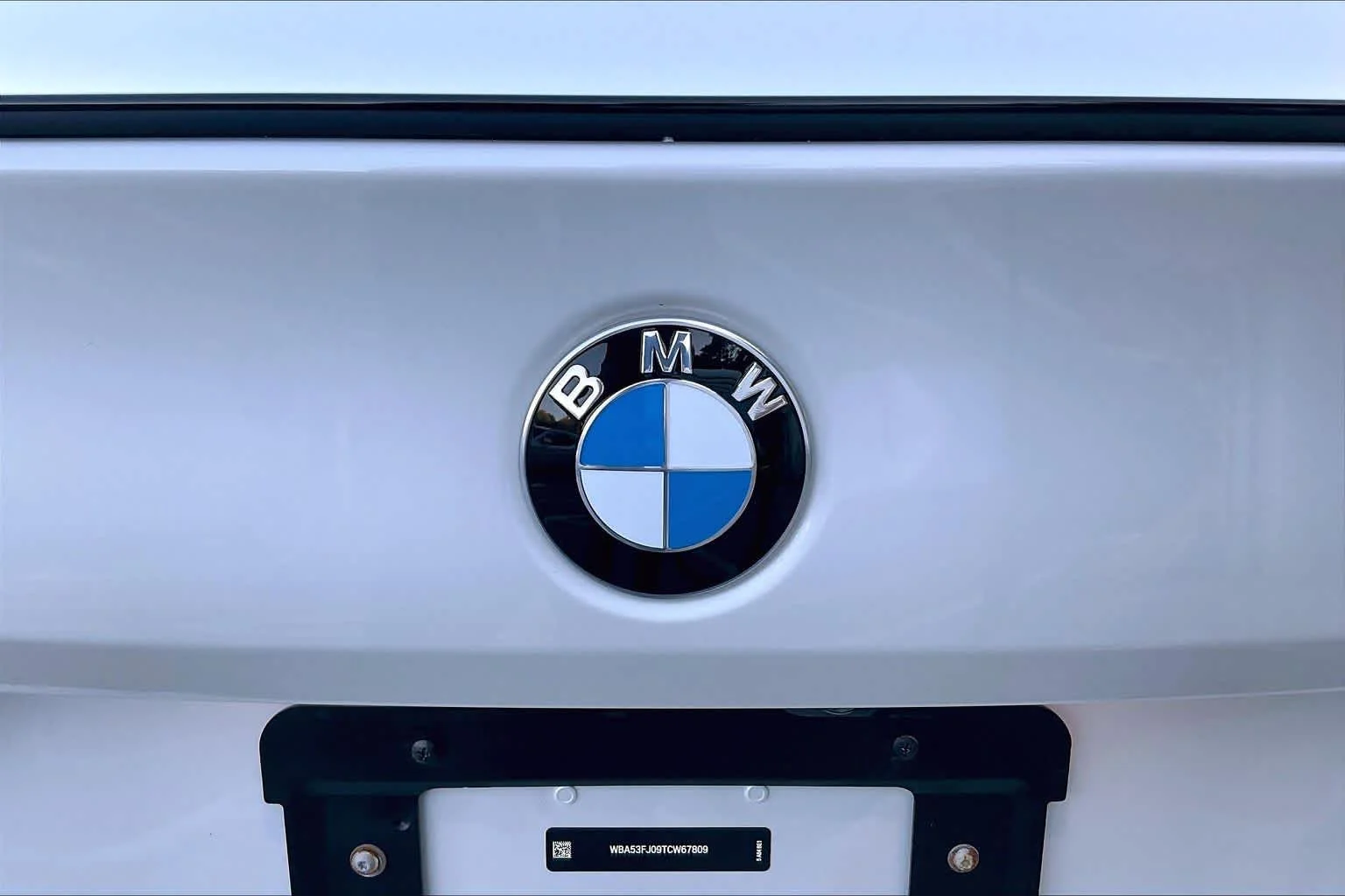 New 2026 Mineral White Metallic BMW 530i xDrive image 15