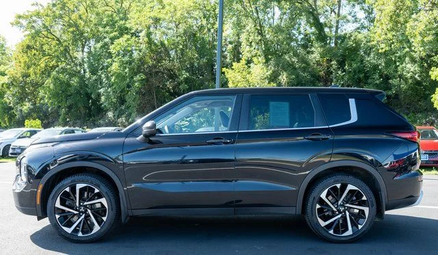 Used 2022 Black Mitsubishi  image 9