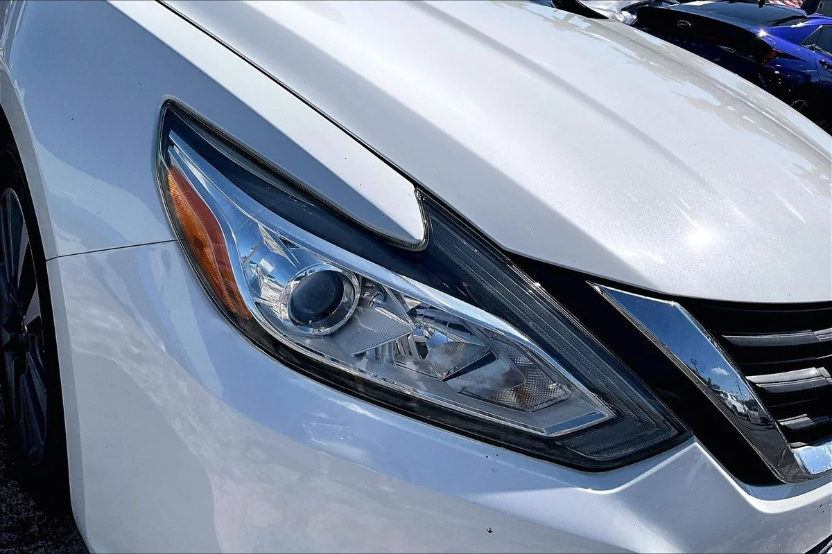Used 2016 White Nissan 2.5 SV image 34