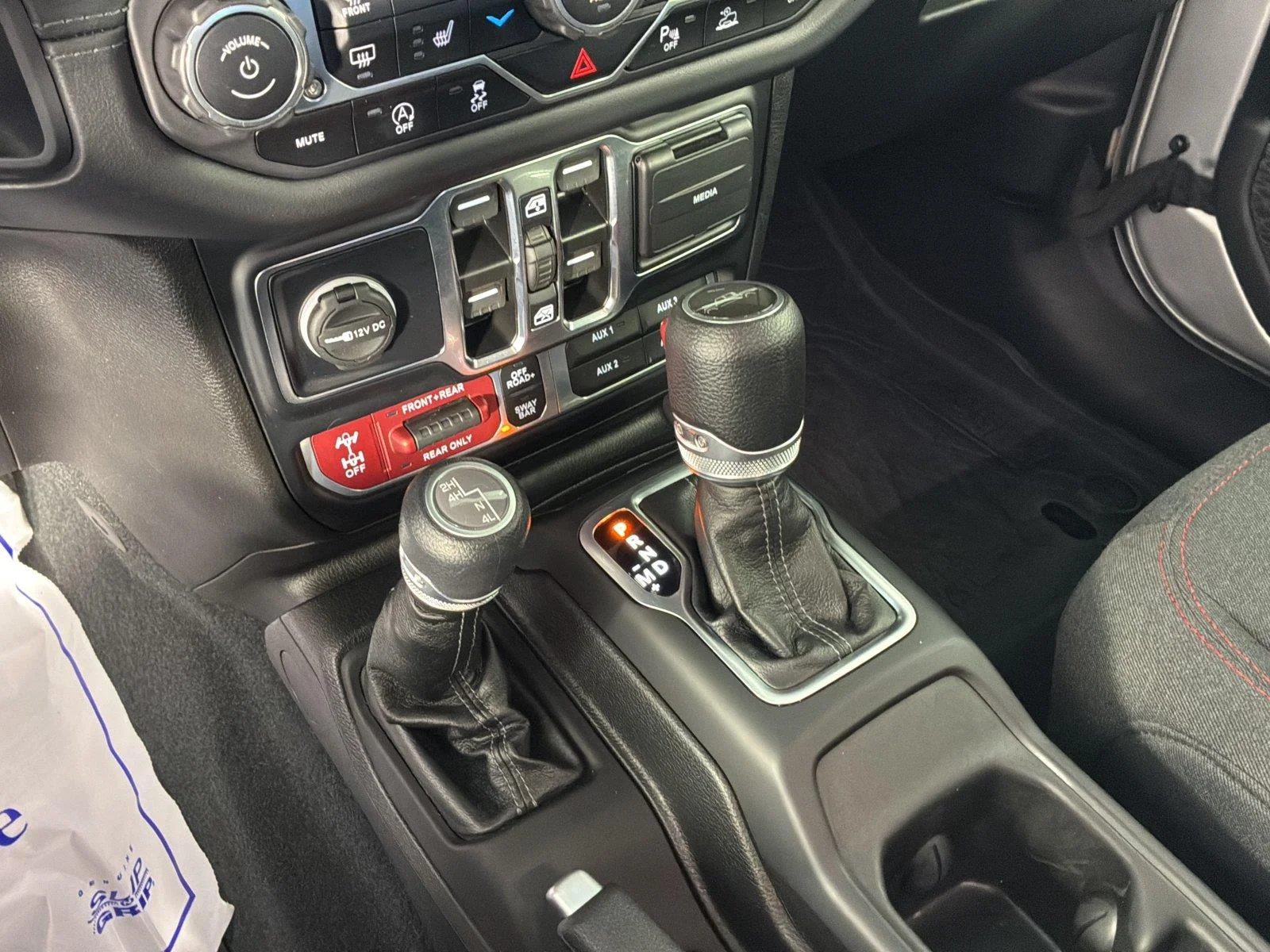Used 2024 Silver Zynith Clearcoat Jeep Rubicon image 38
