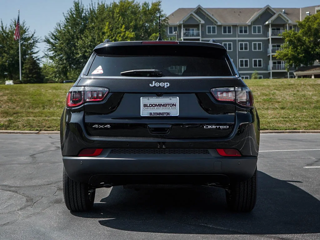 New 2026 Diamond Black Crystal Pearlcoat Jeep Limited image 4