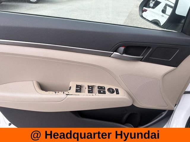 Used 2018 White Hyundai SE image 7