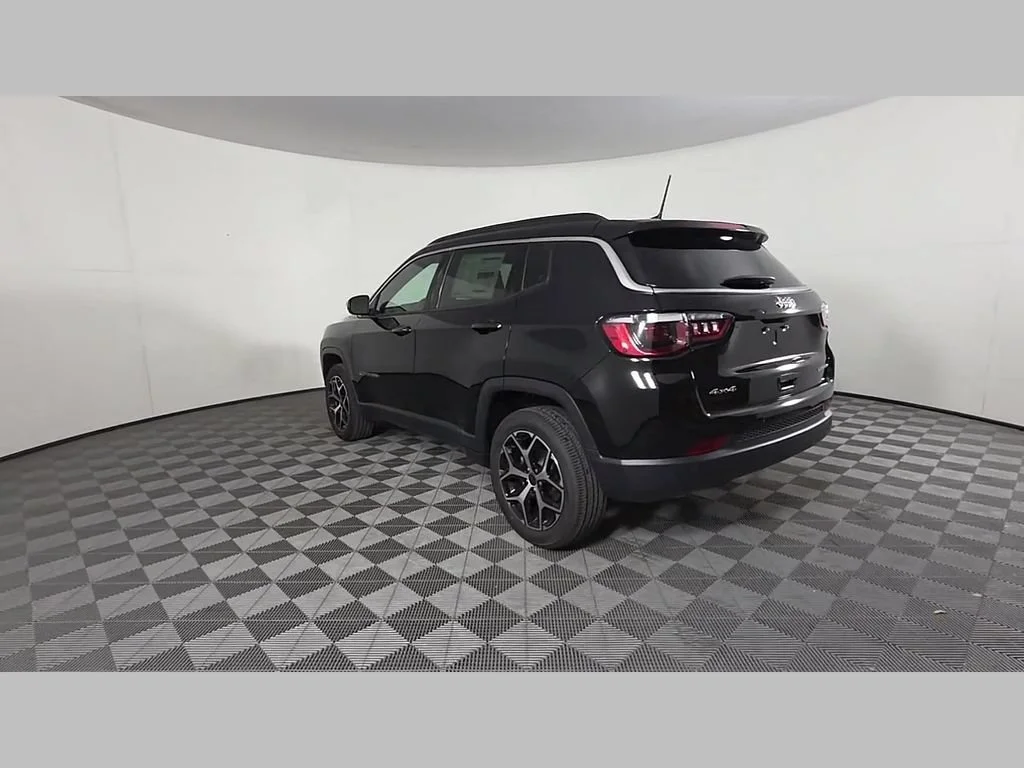 New 2026 Diamond Black Crystal Pearlcoat Jeep Limited image 35