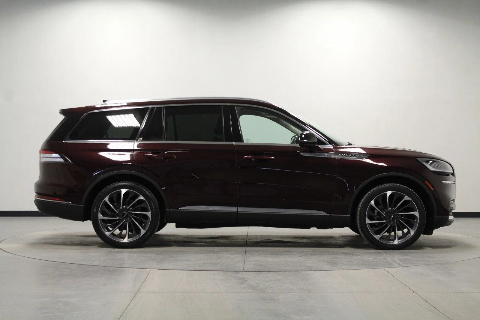 Used 2022 Burgundy Velvet Metallic Tinted Clearcoat Lincoln Reserve image 3