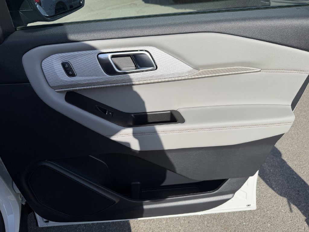 New 2026 Star White Metallic Tri-Coat Ford Active image 9