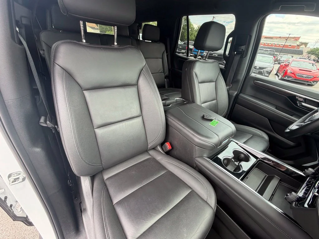 Used 2025 Summit White Chevrolet LT image 59