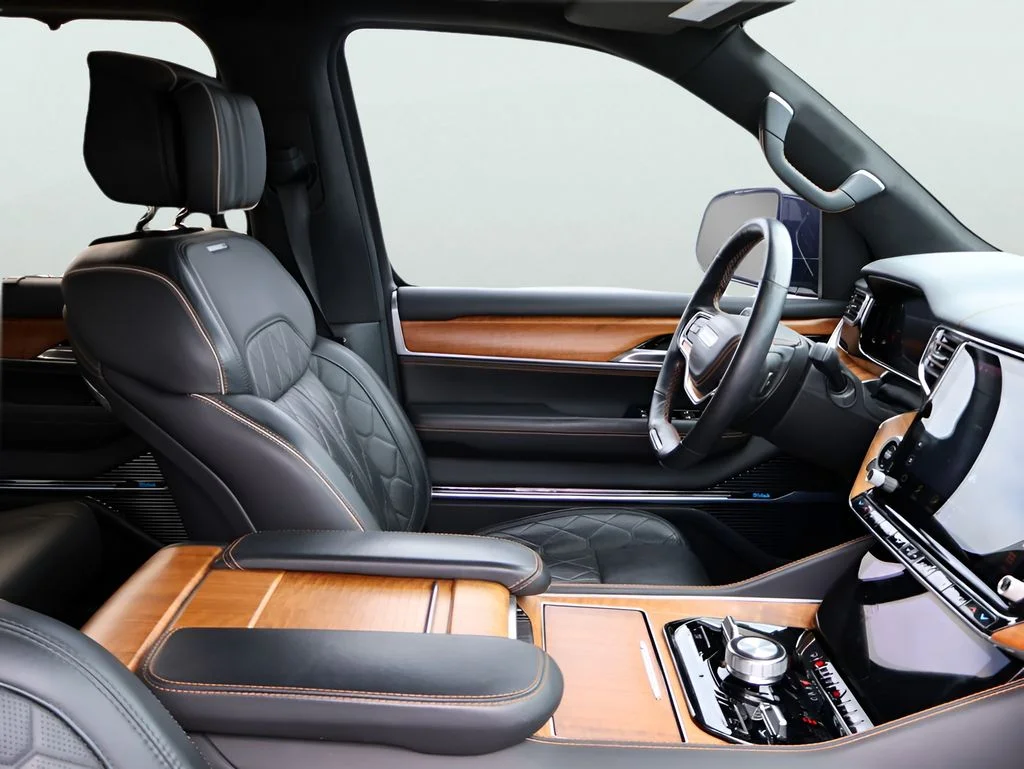 Used 2022 Diamond Black Crystal Pearlcoat Jeep Series III image 9