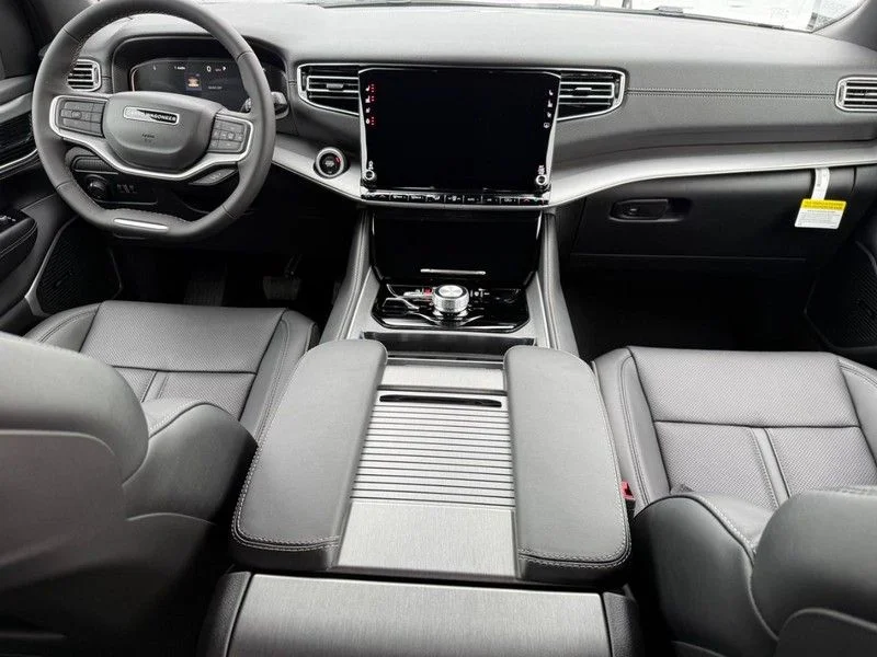 New 2026 Silver-Zynith Exterior Paint Jeep Limited Altitude image 8