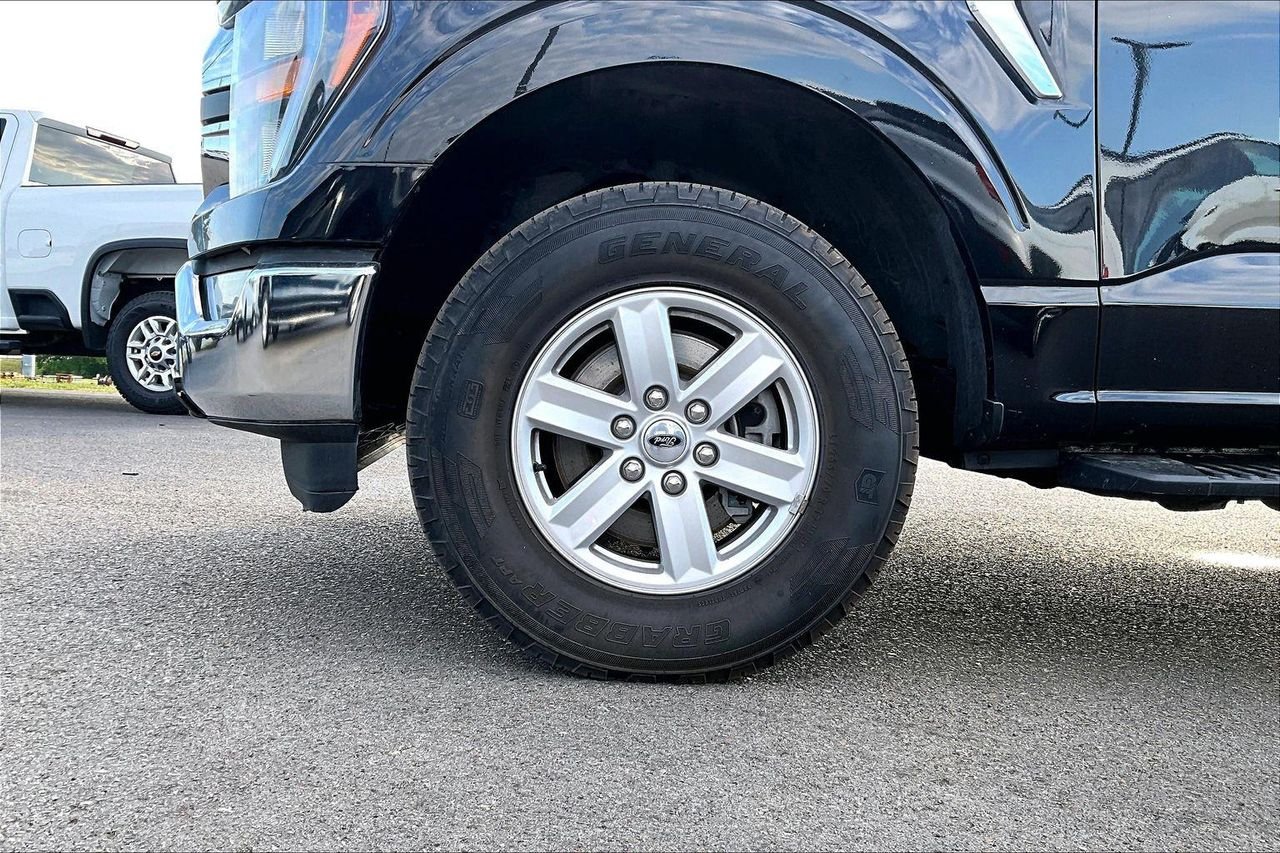 Used 2023 AGATE BLACK METALLIC Ford XLT image 2