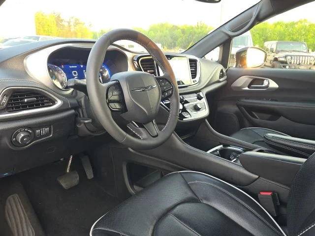 Used 2025 White Chrysler Limited image 27