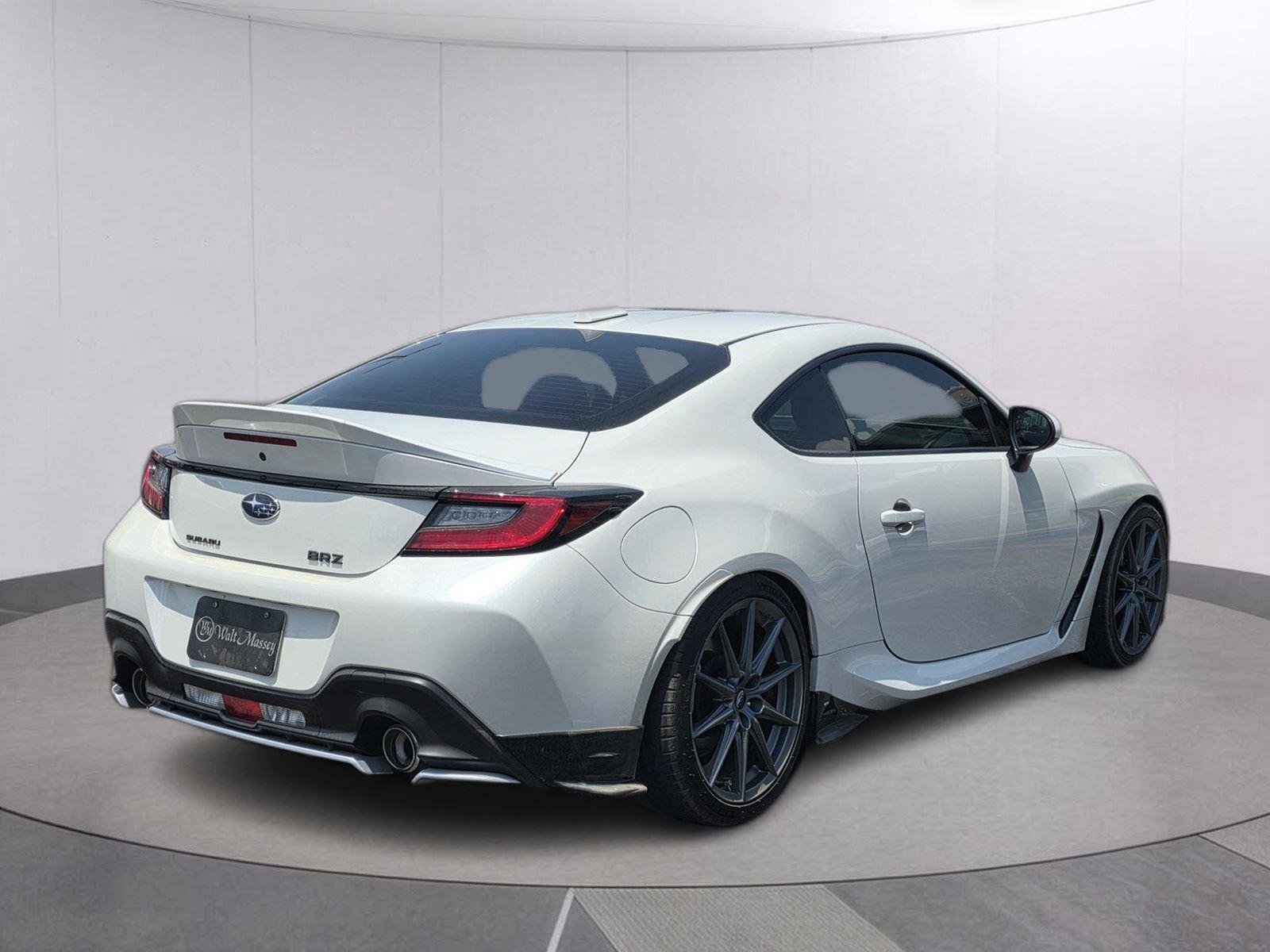 Used 2023 Crystal White Pearl Subaru Limited image 5