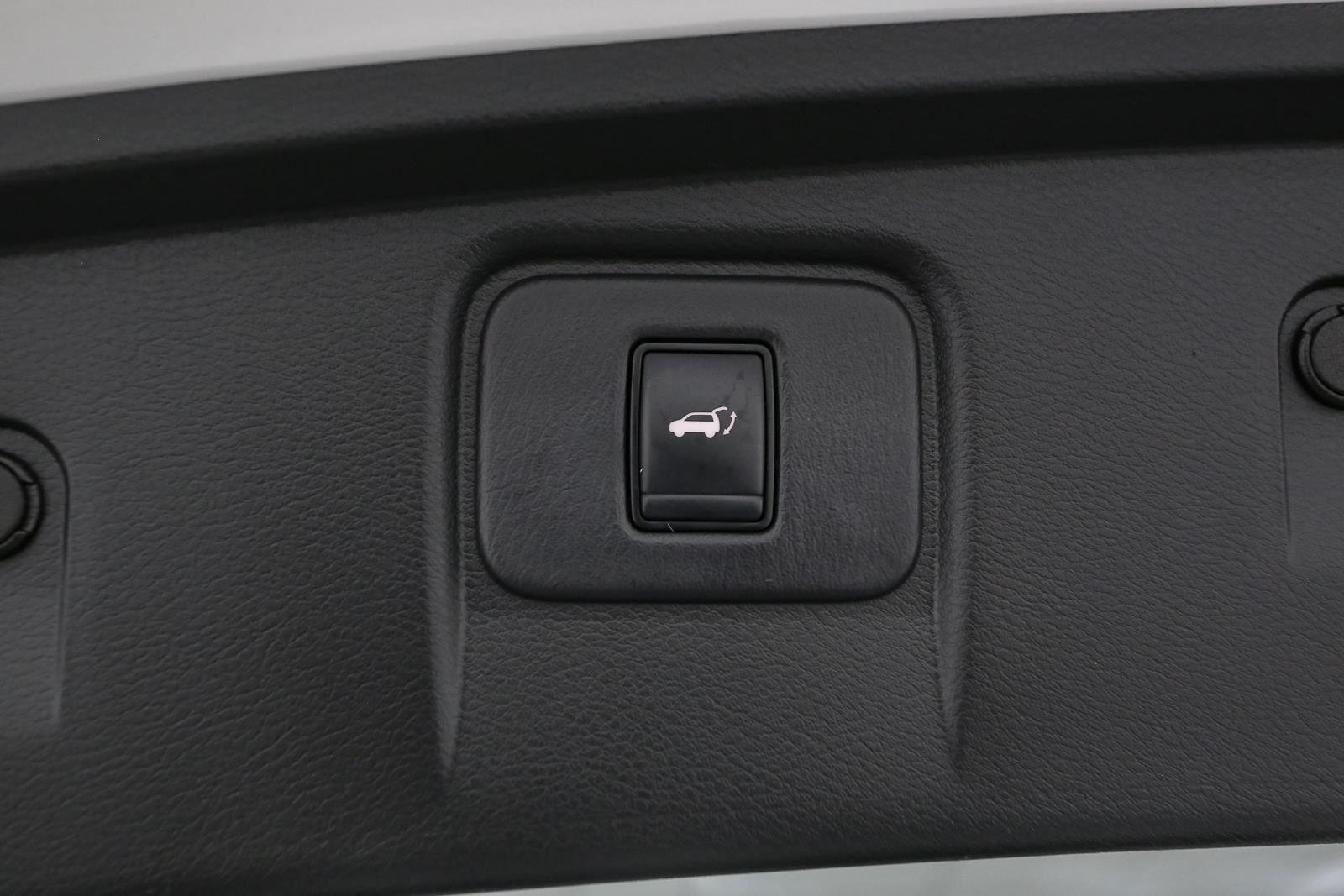 Used 2017 Pearl White Nissan SL image 14