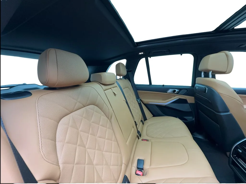 Used 2025 Gray BMW M60i image 30