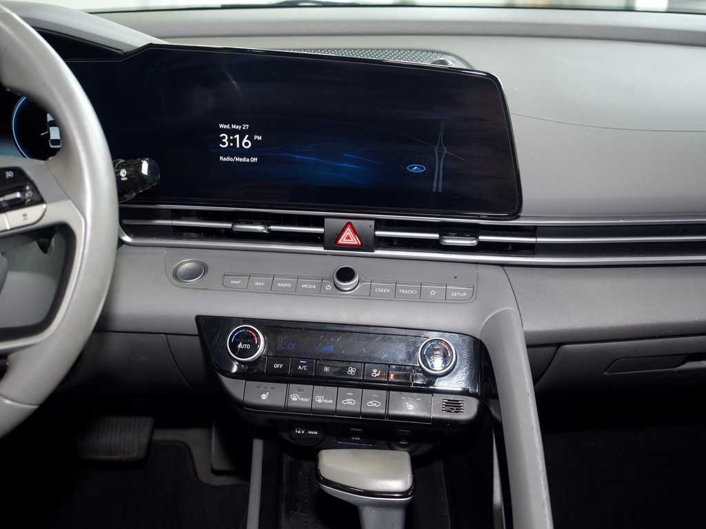 Used 2023 Black Hyundai SEL image 25