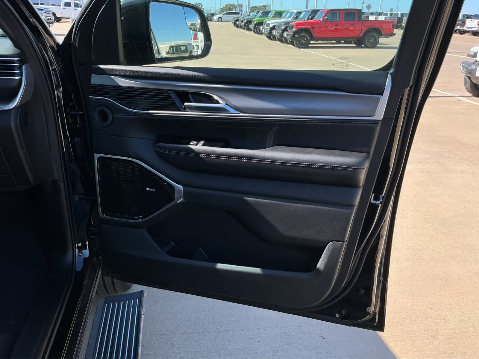 New 2026 High Gloss Black Exterior Paint Jeep Limited Reserve image 24