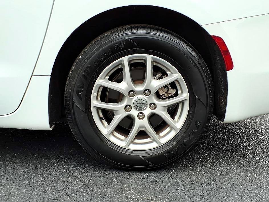 Used 2023 Bright White Clearcoat Chrysler LX image 9