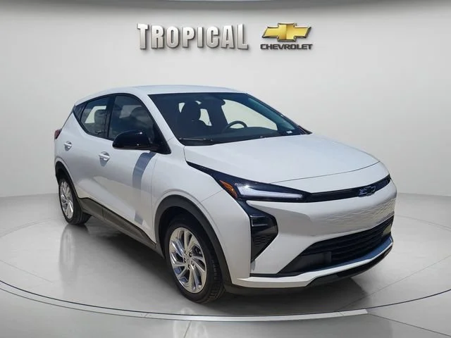 New 2027 Summit White Chevrolet LT image 4