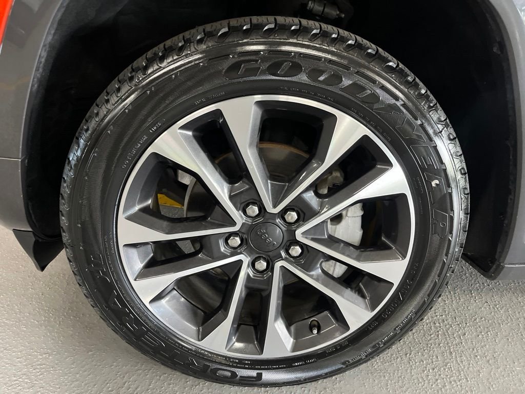 Used 2022 Gray Metallic Jeep Overland image 5