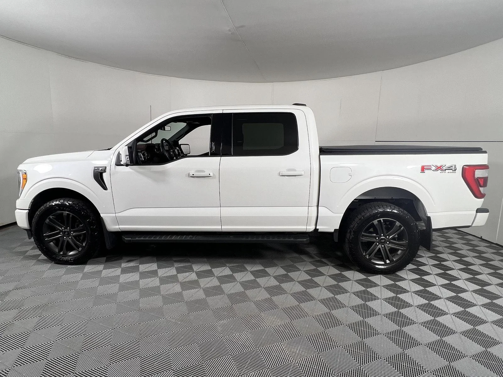 Used 2022 Star White Metallic Tri-Coat Ford LARIAT image 8