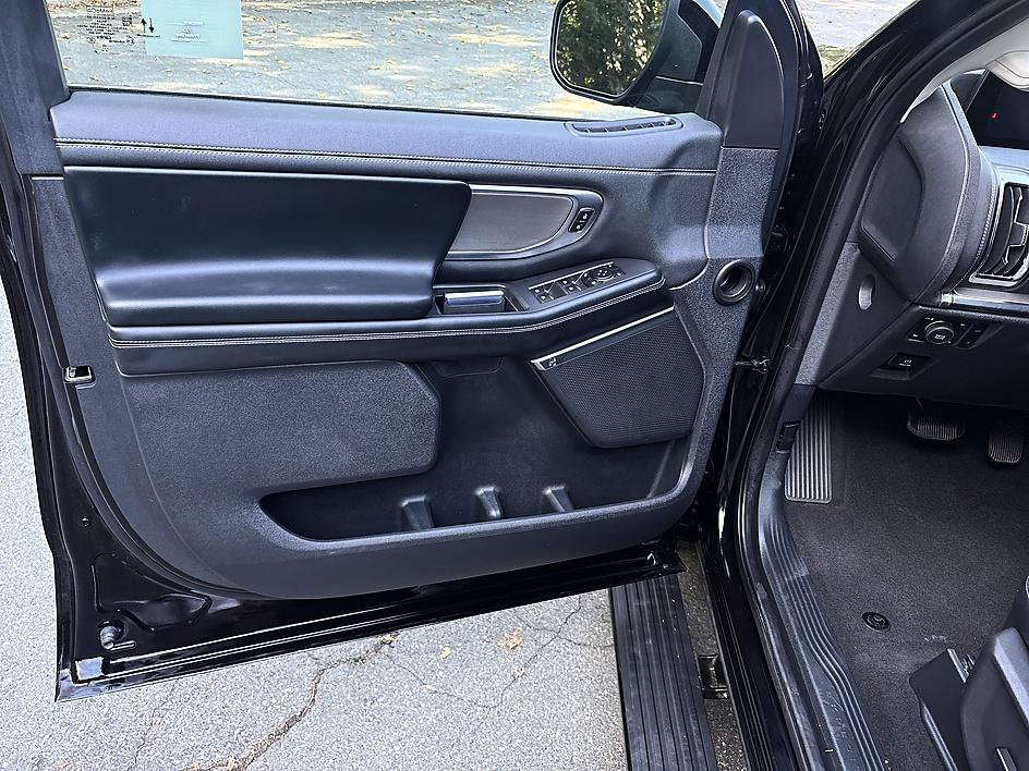 Used 2025 Agate Black Metallic Ford Platinum image 9