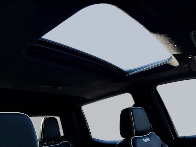 Used 2022 White GMC AT4X image 31
