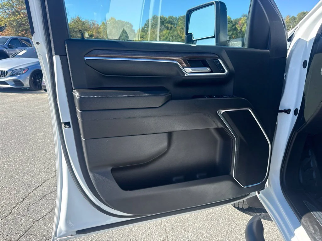 Used 2024 White Chevrolet LT image 23