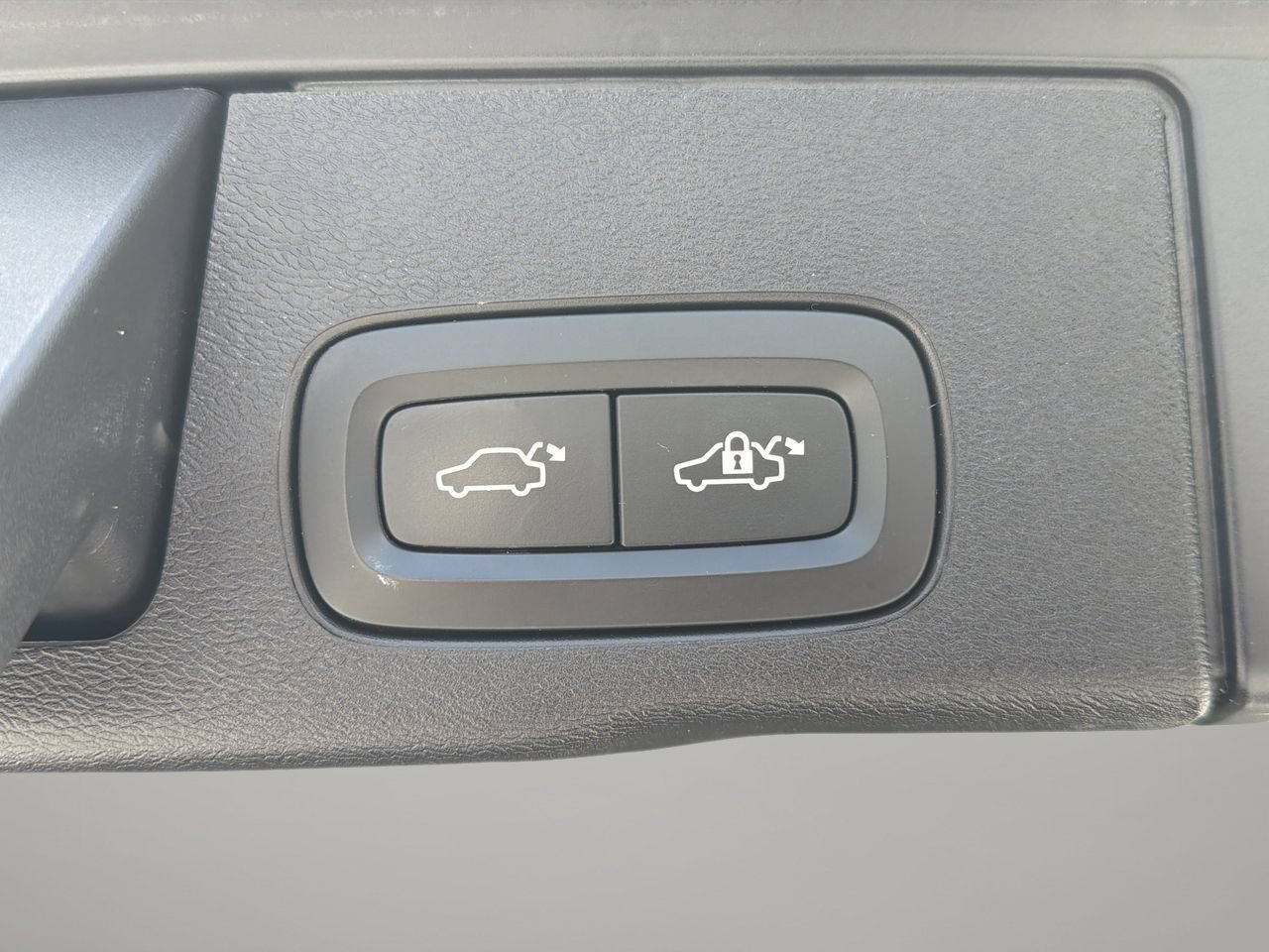 Used 2021 Denim Blue Metallic Volvo T6 Momentum image 9
