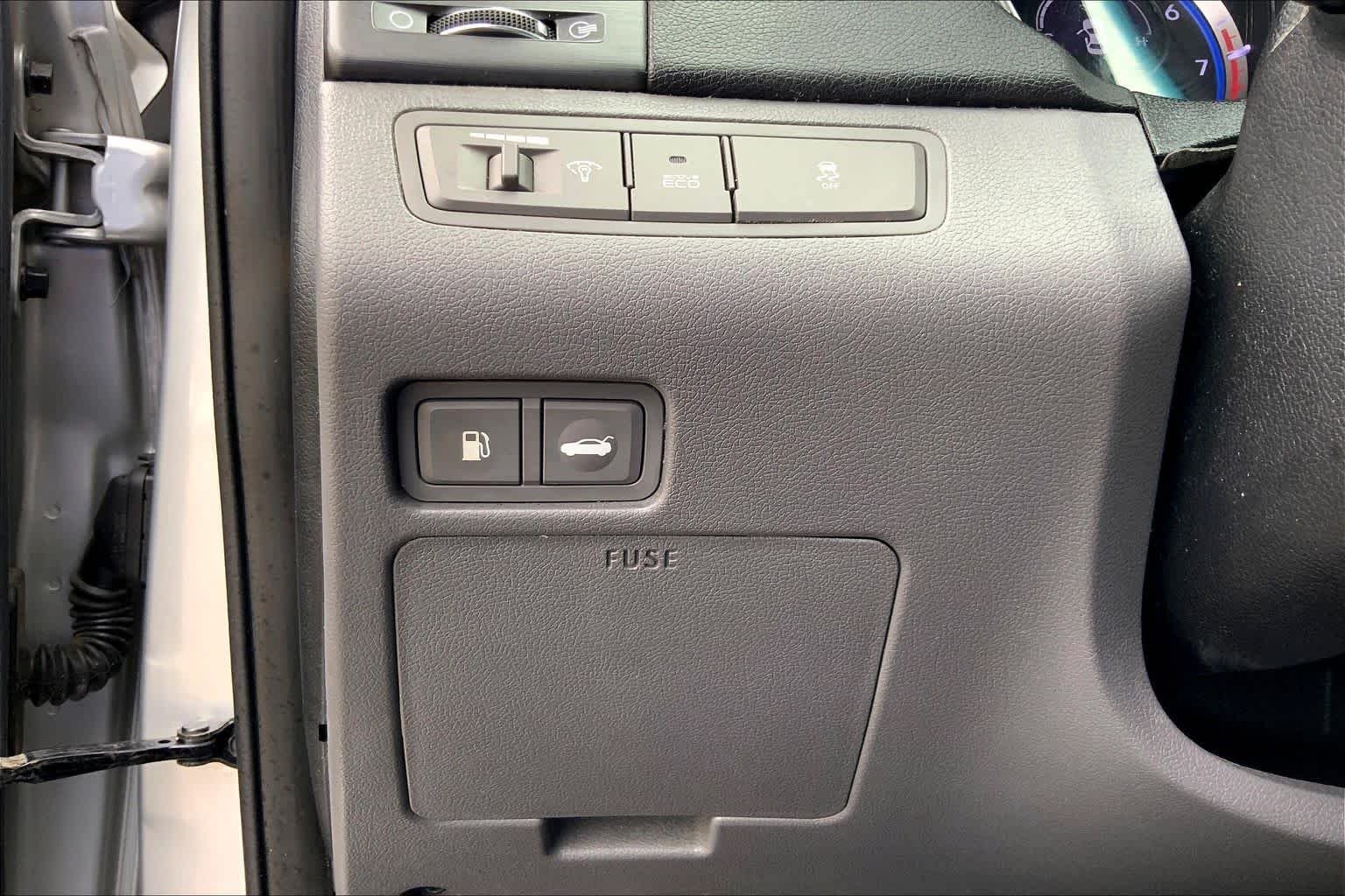 Used 2012 Radiant Silver Hyundai GLS image 32