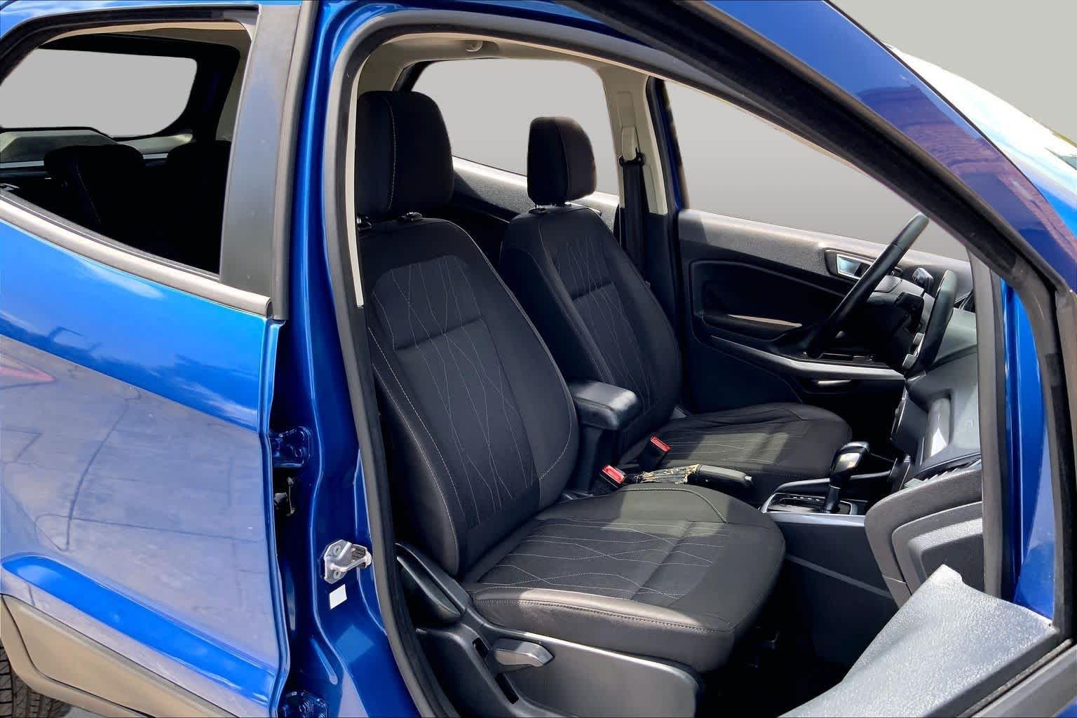Used 2018 Lightning Blue Metallic Ford SE image 9