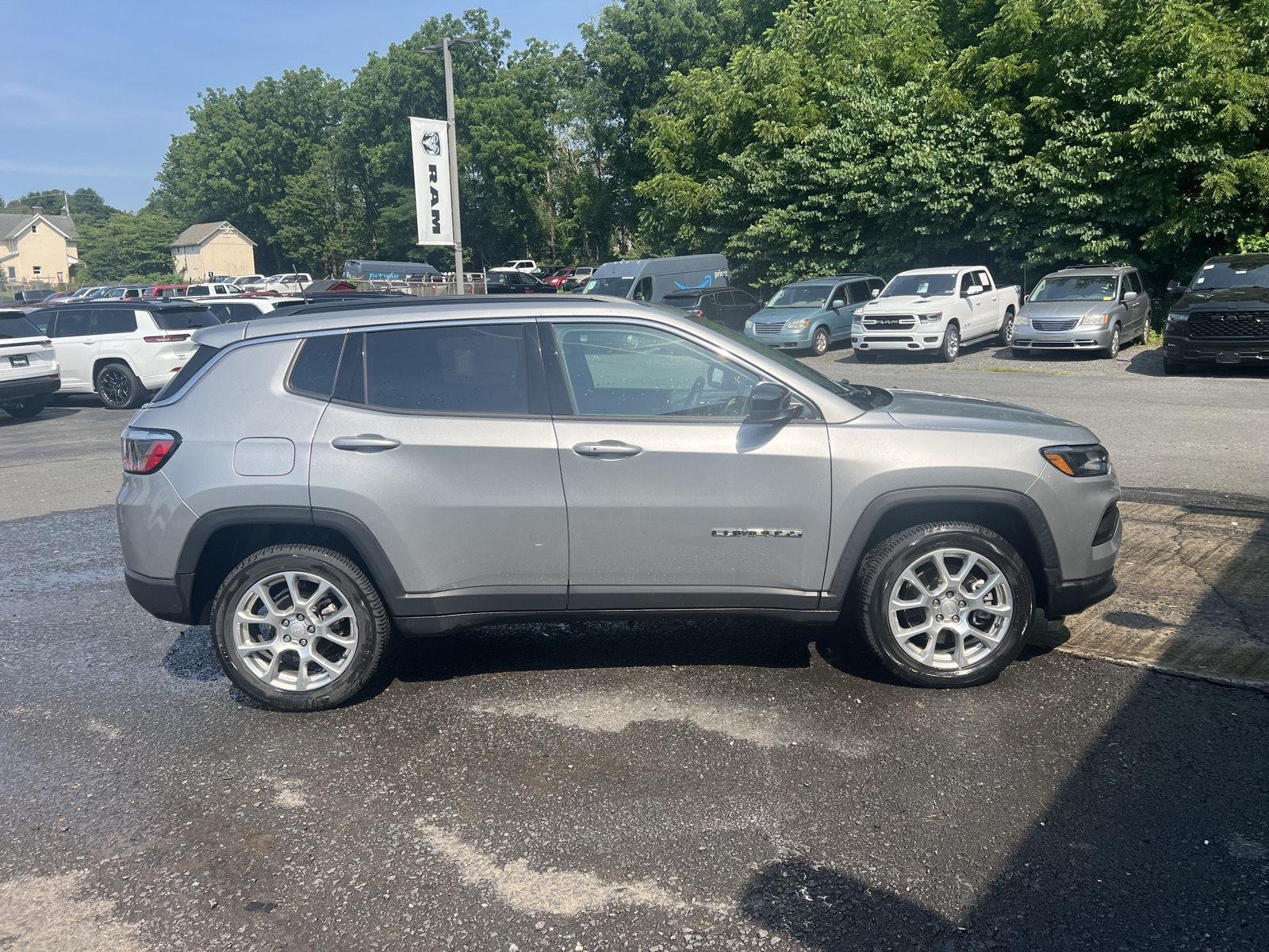 Used 2023 Billet Silver Metallic Clearcoat Jeep Latitude Lux image 2